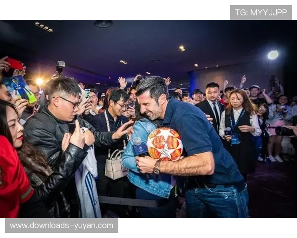 欧冠俱乐部开放训练日吸引万名球迷,青少年互动成亮点