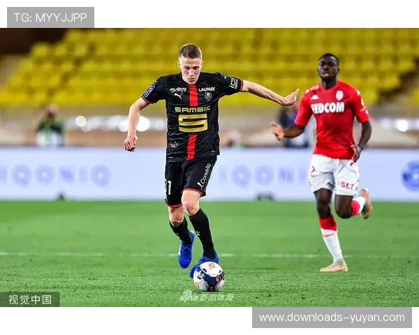 摩纳哥门将赛后安慰雷恩小将，展现体育精神